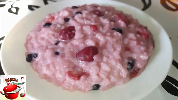Рисовая молочная каша с ягодами.